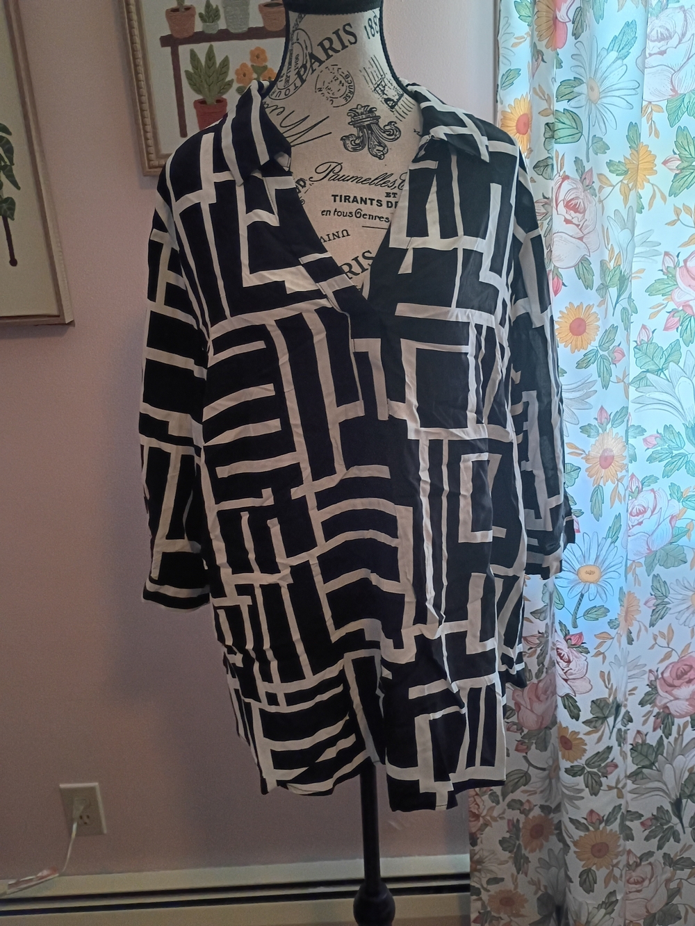 BloomChic Black and White Geometric V-Neck Tunic